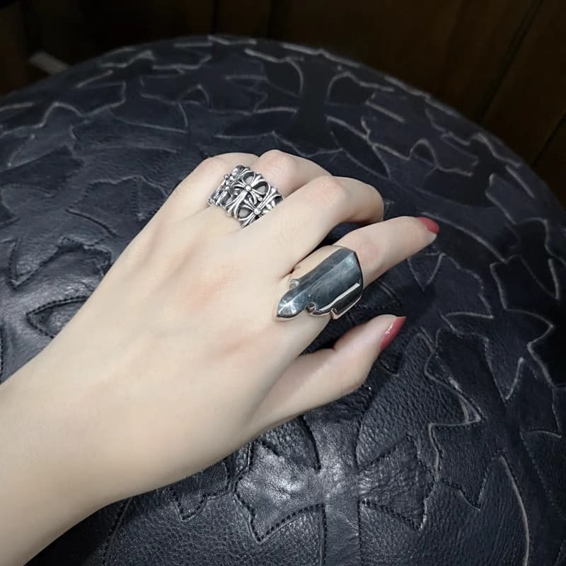 Серебряное кольцо Fleur Tail в комбинации с широким кольцом на руке