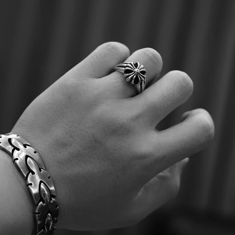 Тыльная часть серебряного кольца Chrome Hearts