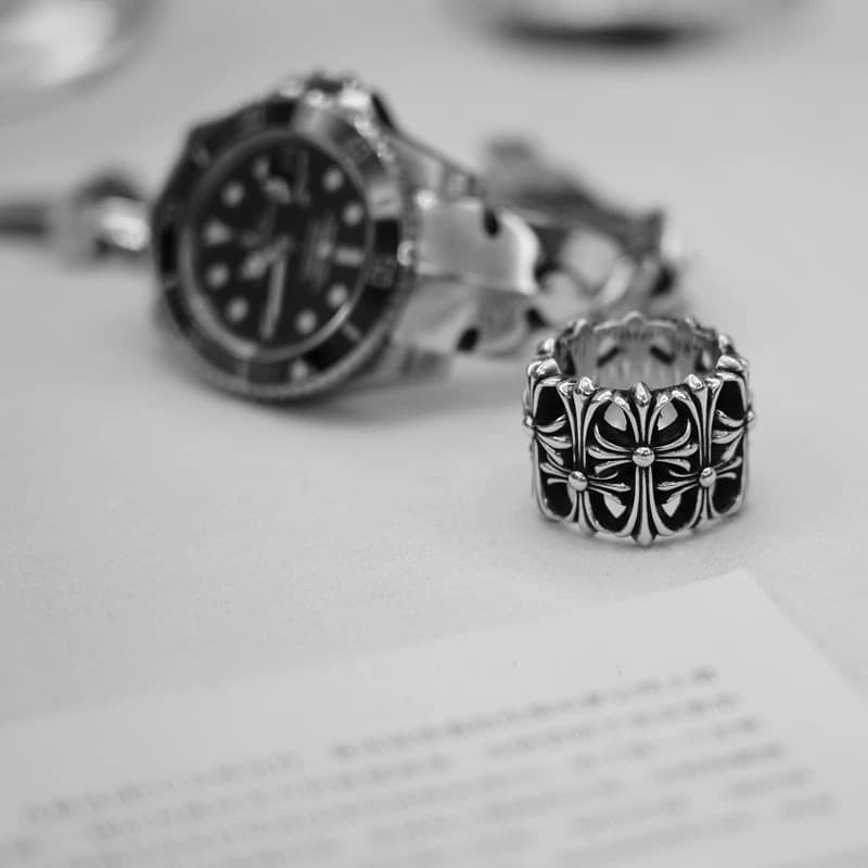 Серебряное кольцо Cemetery Ring на руке рядом с часами, боковой ракурс
