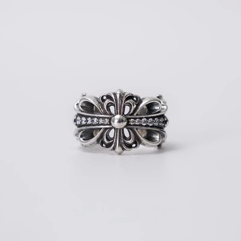 Серебряное кольцо Double Floral с фианитами, фронтальный ракурс на белом фоне