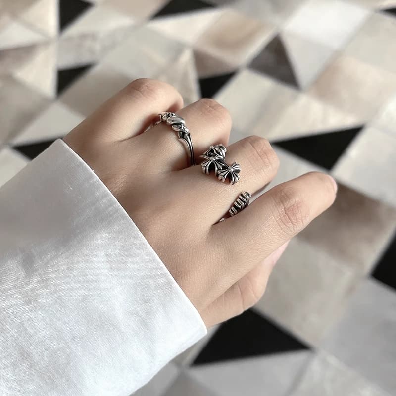 Серебряное кольцо Extra Fancy Tail на пальце руки рядом с другими украшениями