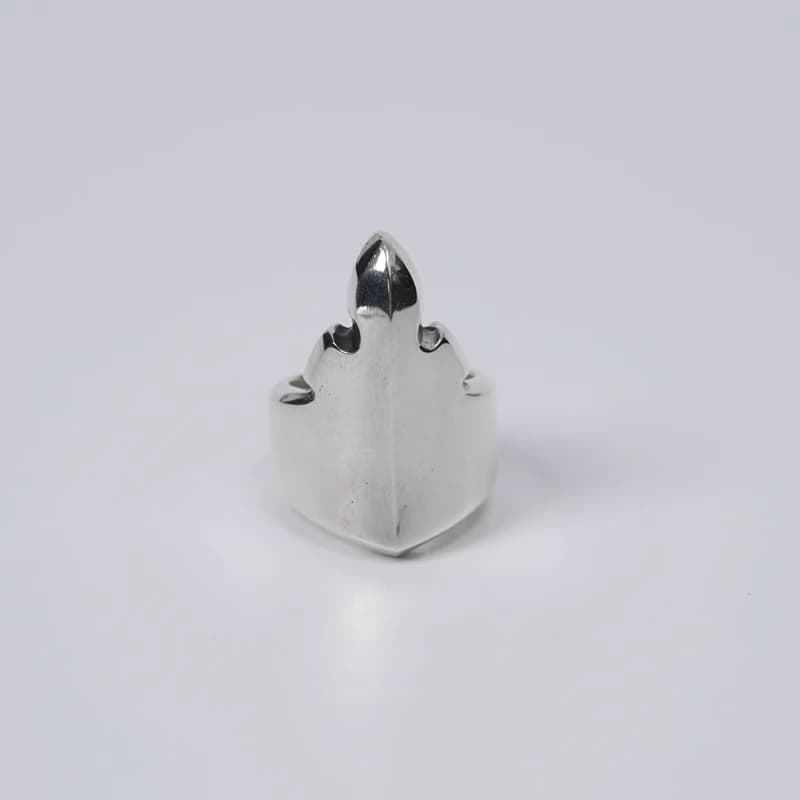 Серебряное кольцо Fleur Tail вытянутой формы на светлом фоне