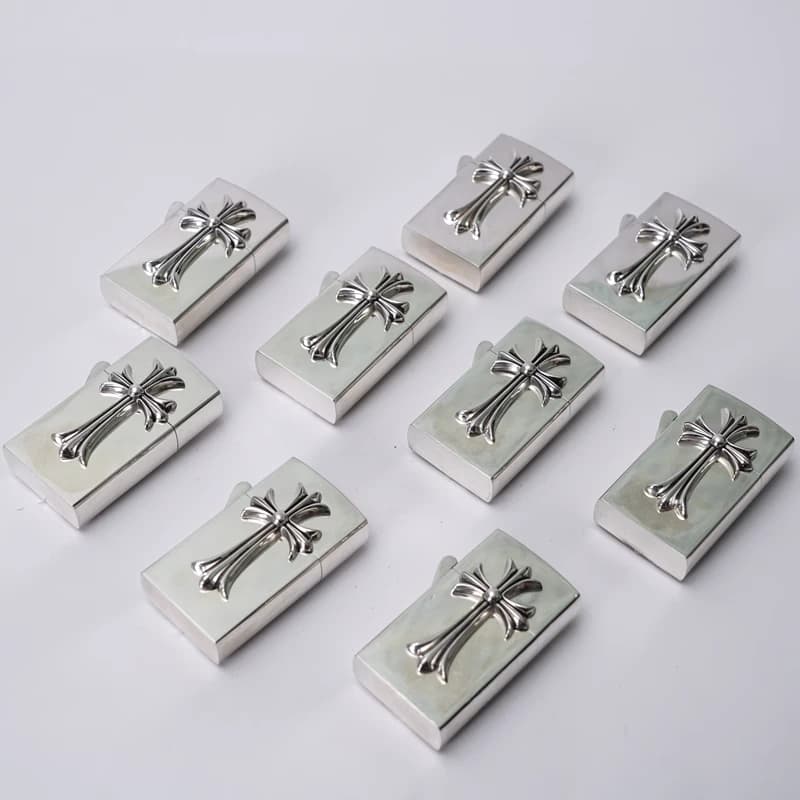 Зажигалка Chrome Hearts в руке для масштаба