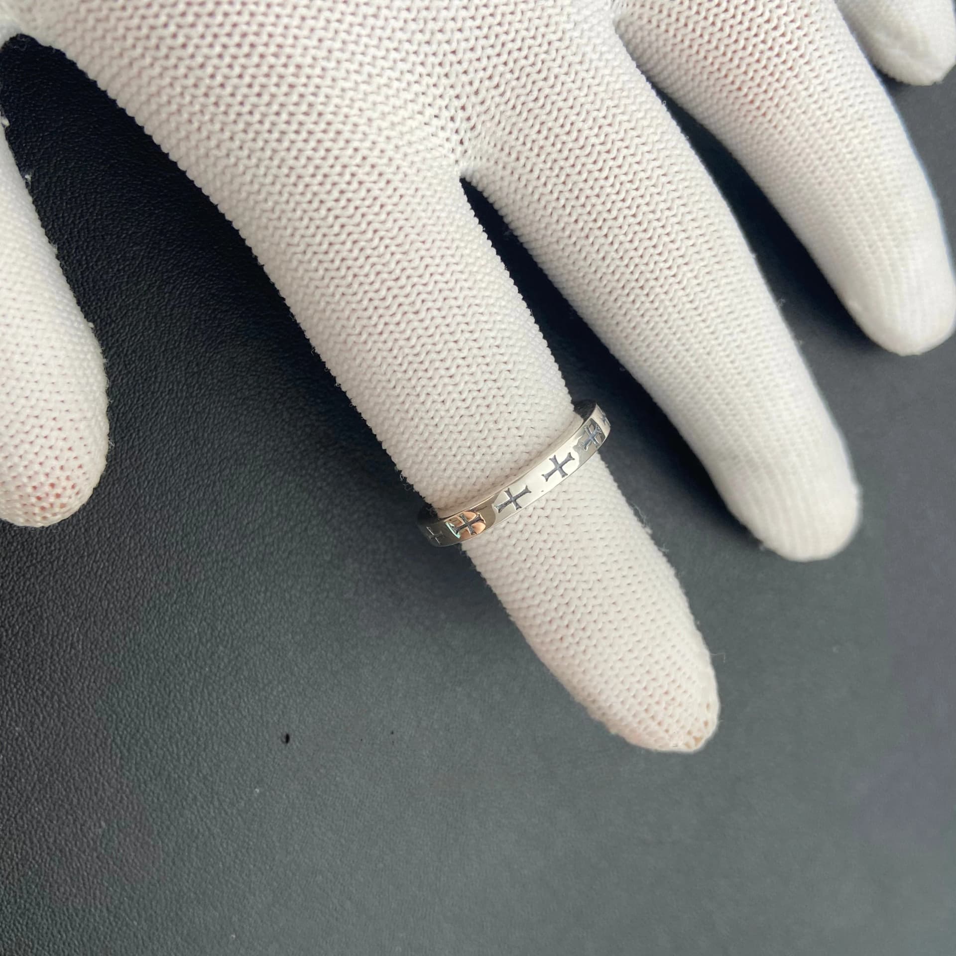 Внутренняя сторона кольца Chrome Hearts с клеймом