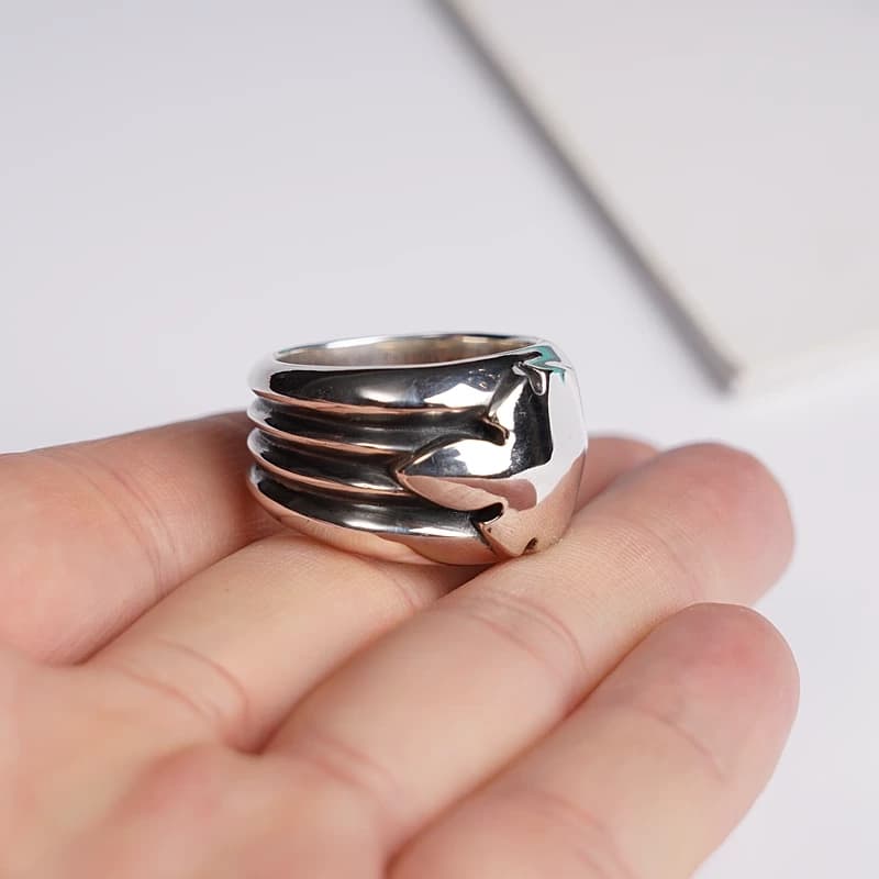 Серебряное широкое кольцо Fleur Tail на раскрытой ладони