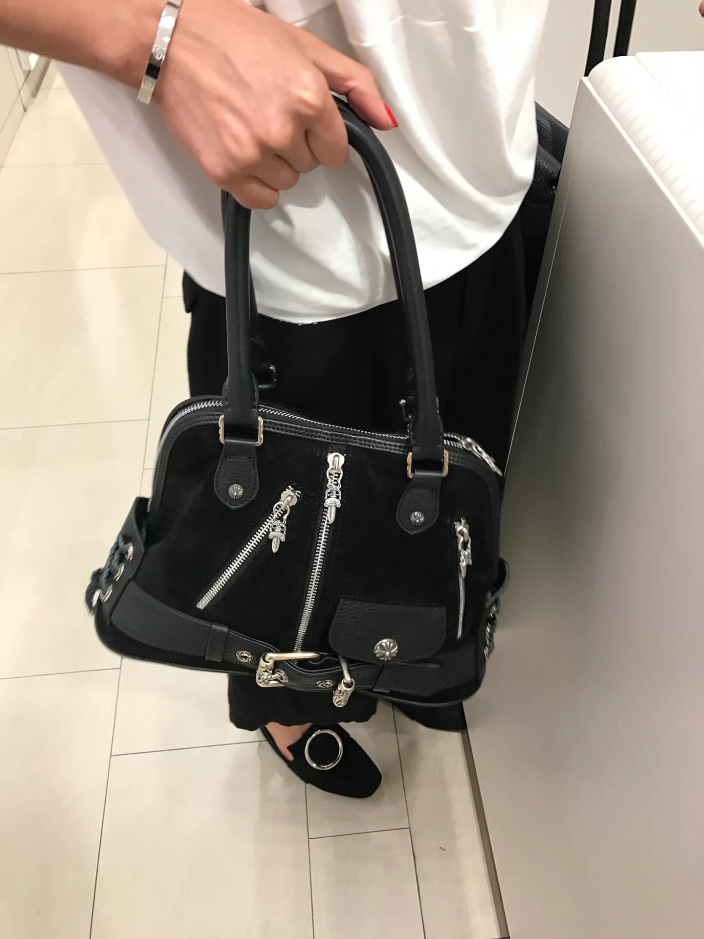 Боковой ракурс кожаной сумки Chrome Hearts K657