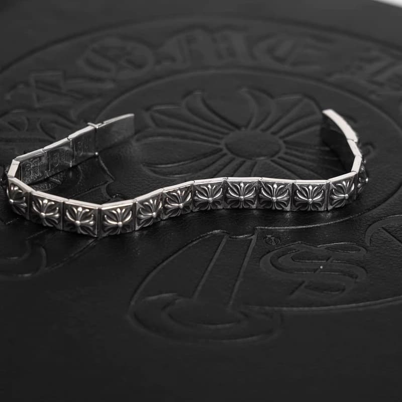 Внутренняя сторона браслета с фирменным клеймом Chrome Hearts