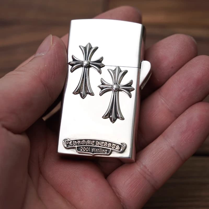 Нижняя часть зажигалки Chrome Hearts с фирменной гравировкой