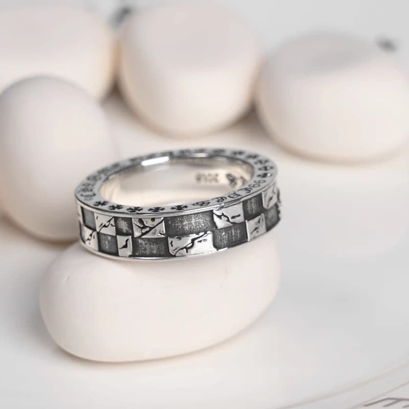 Серебряное кольцо с шахматным узором на декоративных белых камнях
