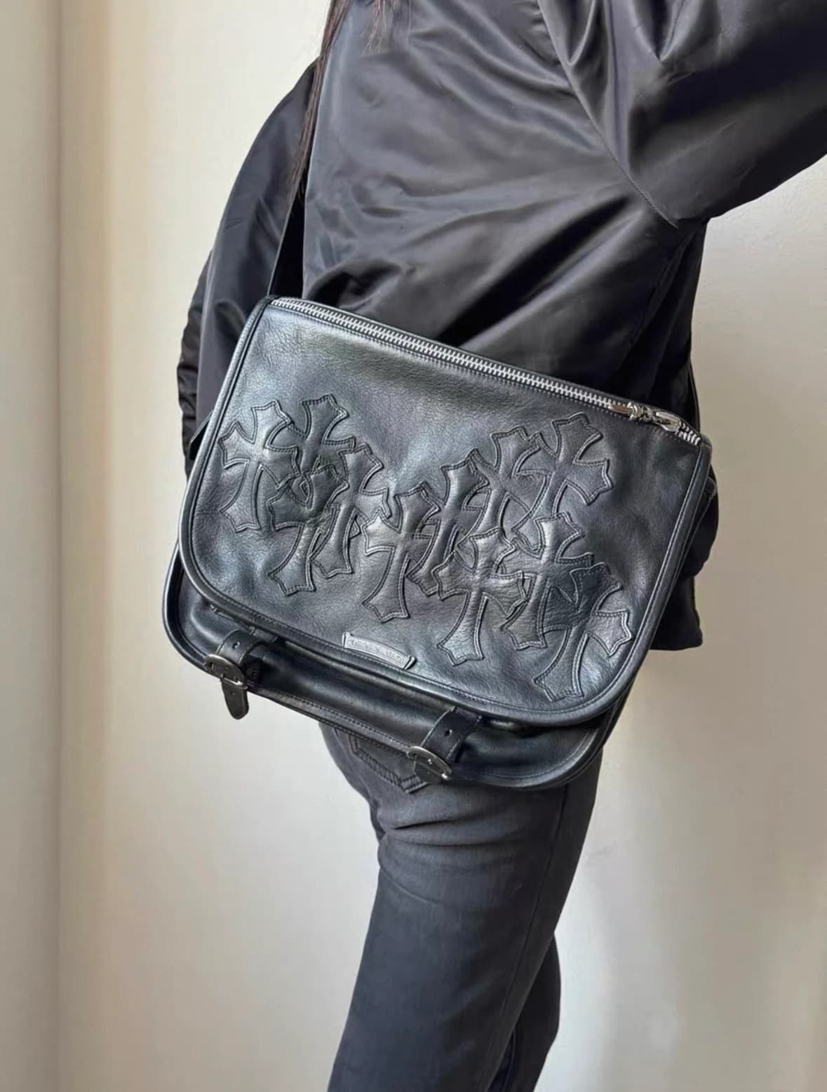 Общий план черной сумки Chrome Hearts через плечо