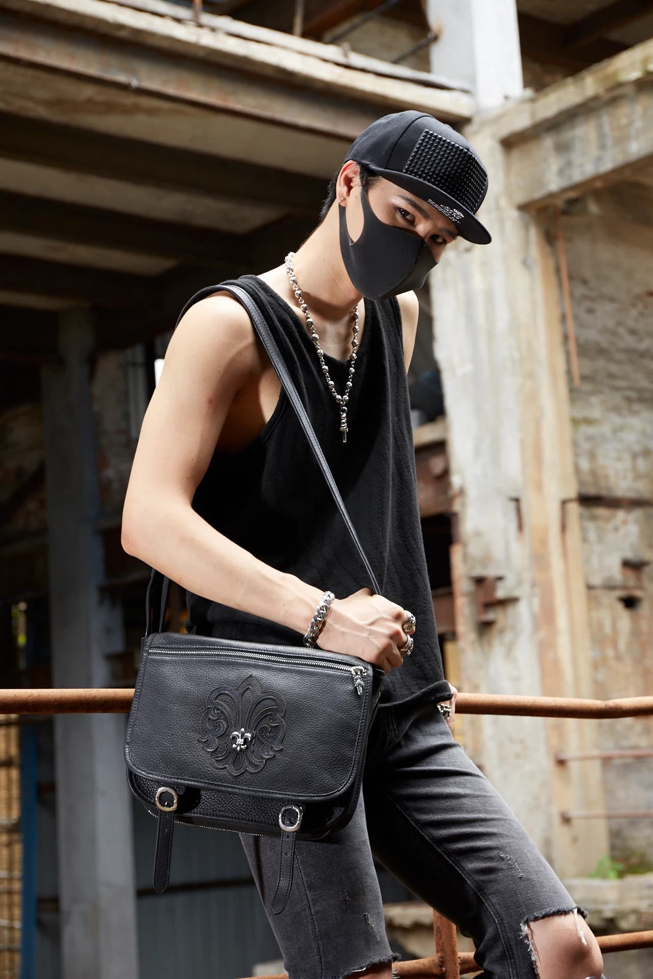 Сумка Chrome Hearts в полный рост сбоку