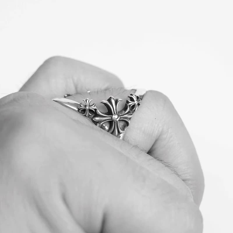 Серебряное кольцо с крестами Plus на журнальном развороте