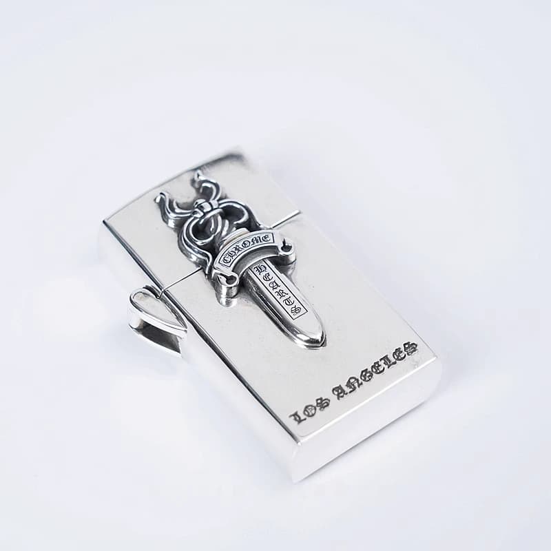 Серебристая зажигалка Chrome Hearts с гравировкой кинжала