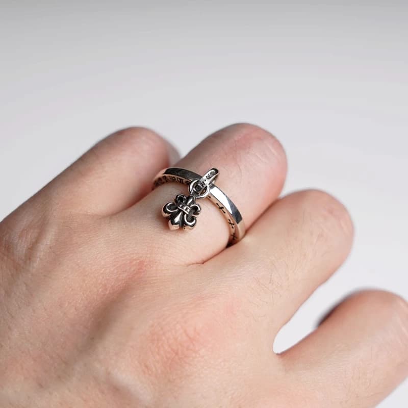 Серебряное кольцо с подвеской BS Fleur на пальце руки, ракурс сверху