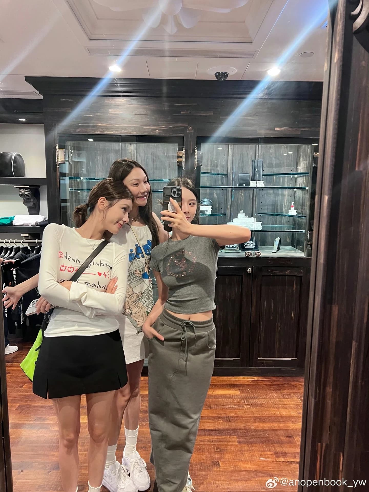 Крупный план серебряной фурнитуры на сумке Chrome Hearts