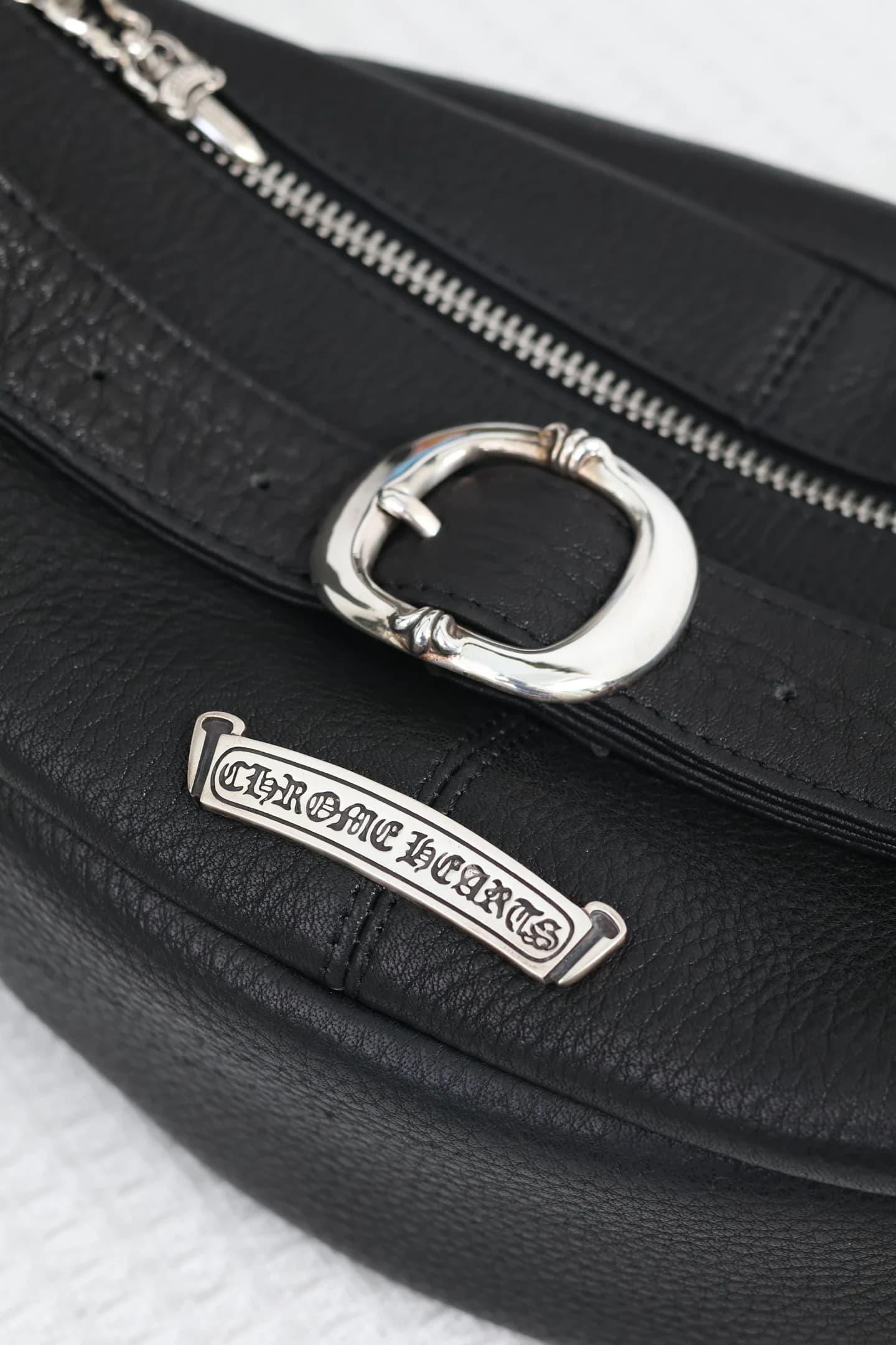 Тисненый логотип Chrome Hearts на коже
