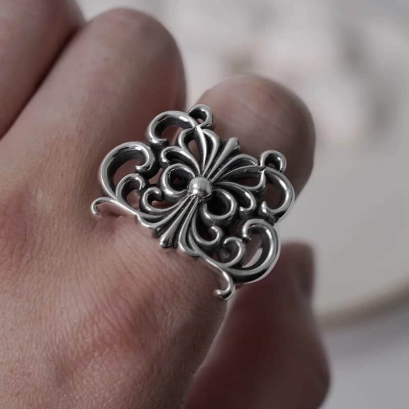 Серебряное широкое кольцо с ажурной бабочкой на пальце руки