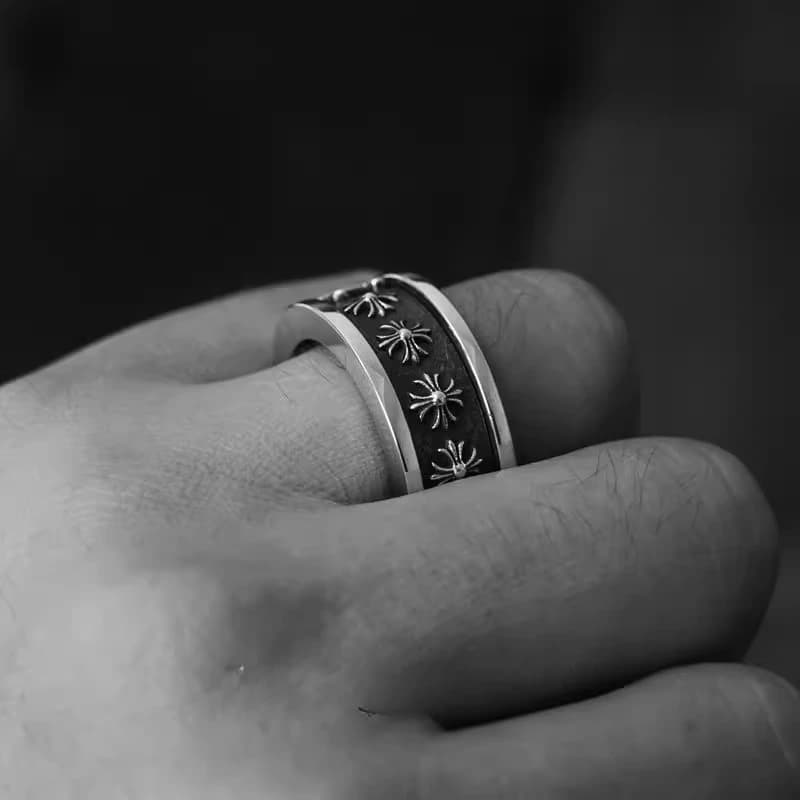 Кольцо из серебра на пальце, ракурс с акцентом на гравированный торец