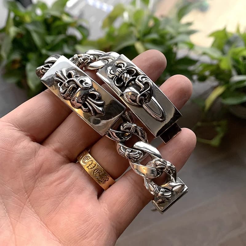 Серебряный браслет Double ID Fancy Link на ладони при естественном освещении