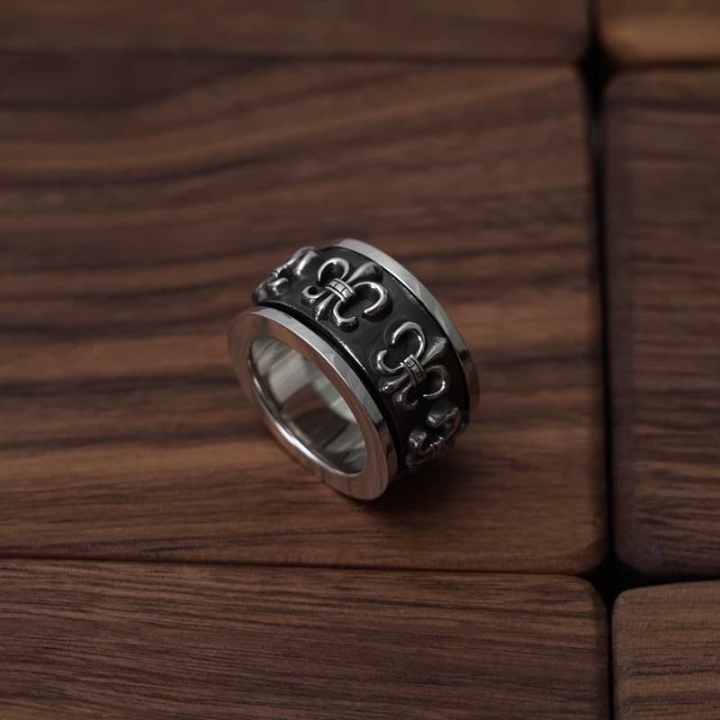 Широкое кольцо BS Fleur Spinner Ring на деревянном фоне под наклоном