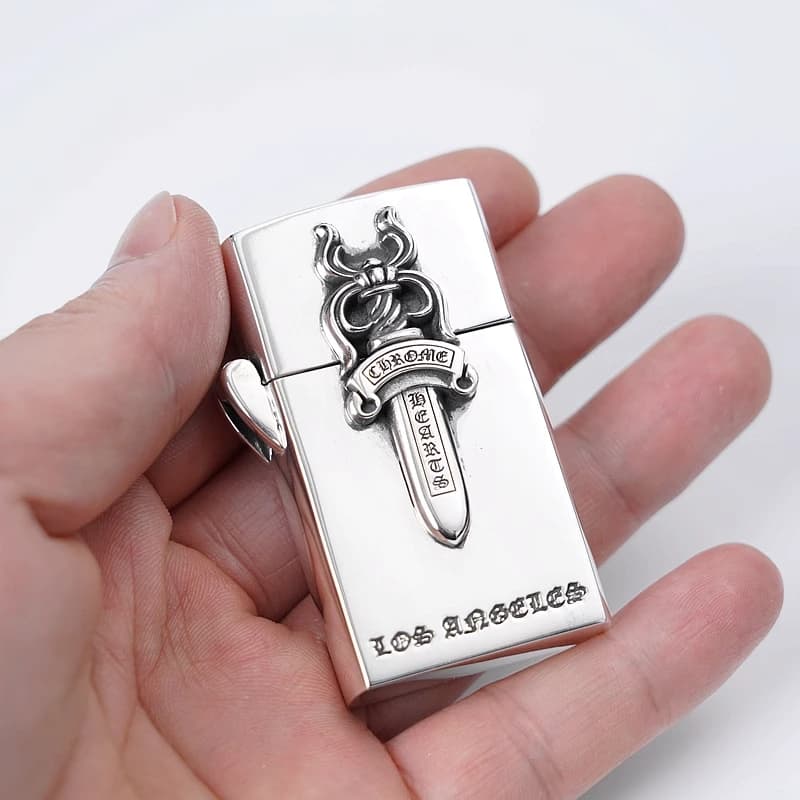 Вид на откидную крышку и механизм зажигалки Chrome Hearts