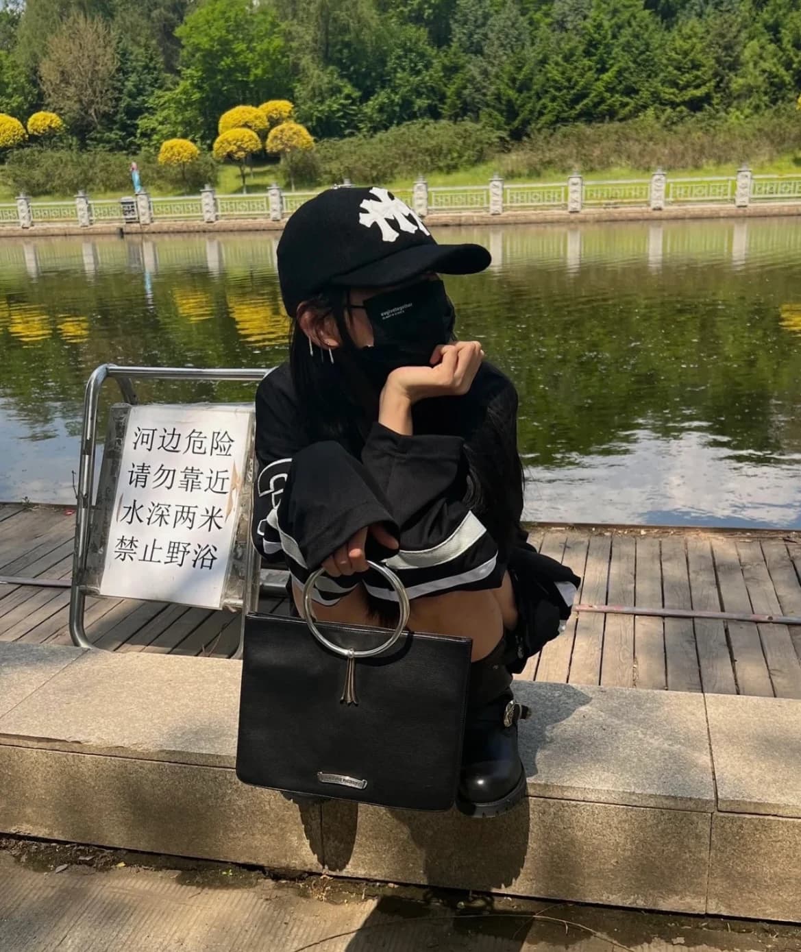Боковой ракурс черной сумки Chrome Hearts