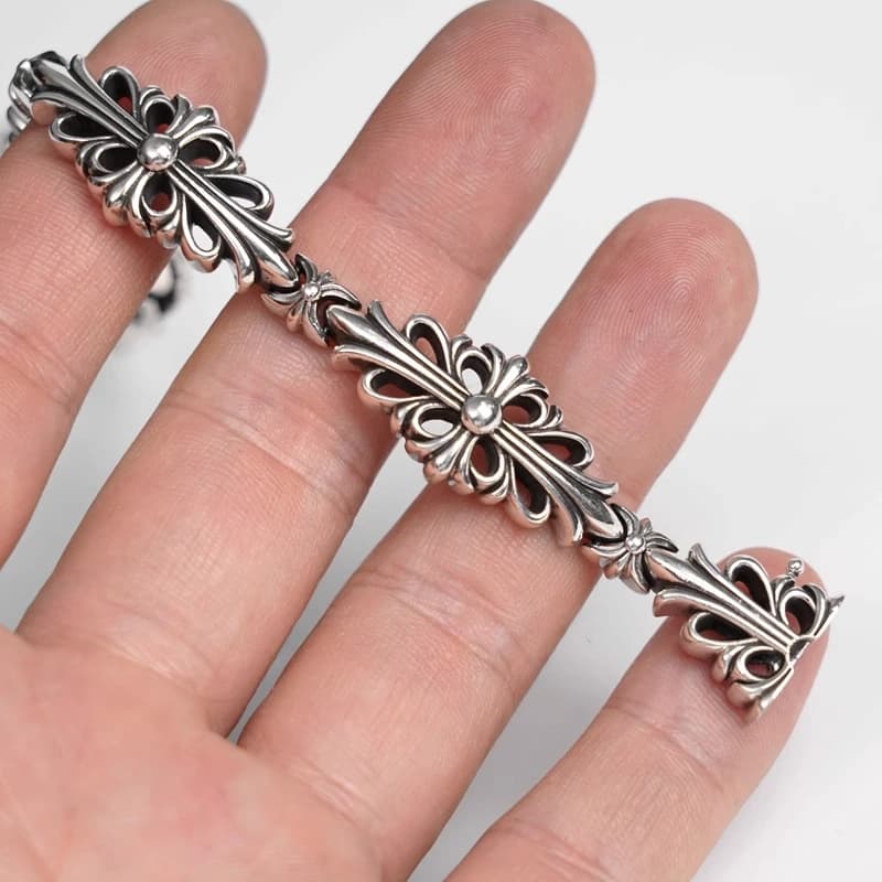 Ракурс браслета Chrome Hearts с раскрытым замком