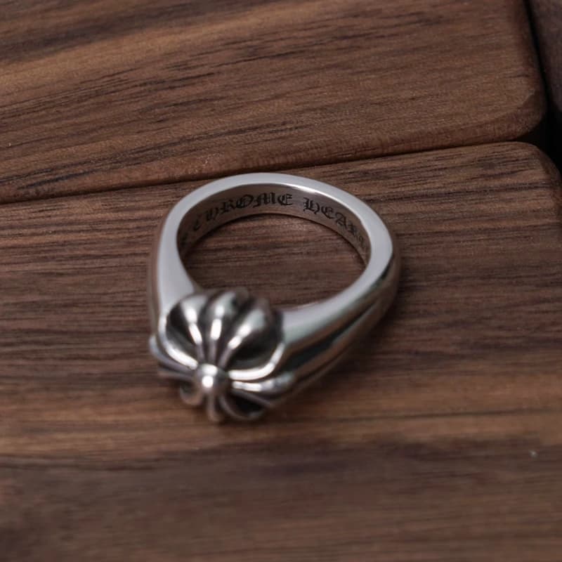 Макросъемка рельефного креста на кольце Chrome Hearts