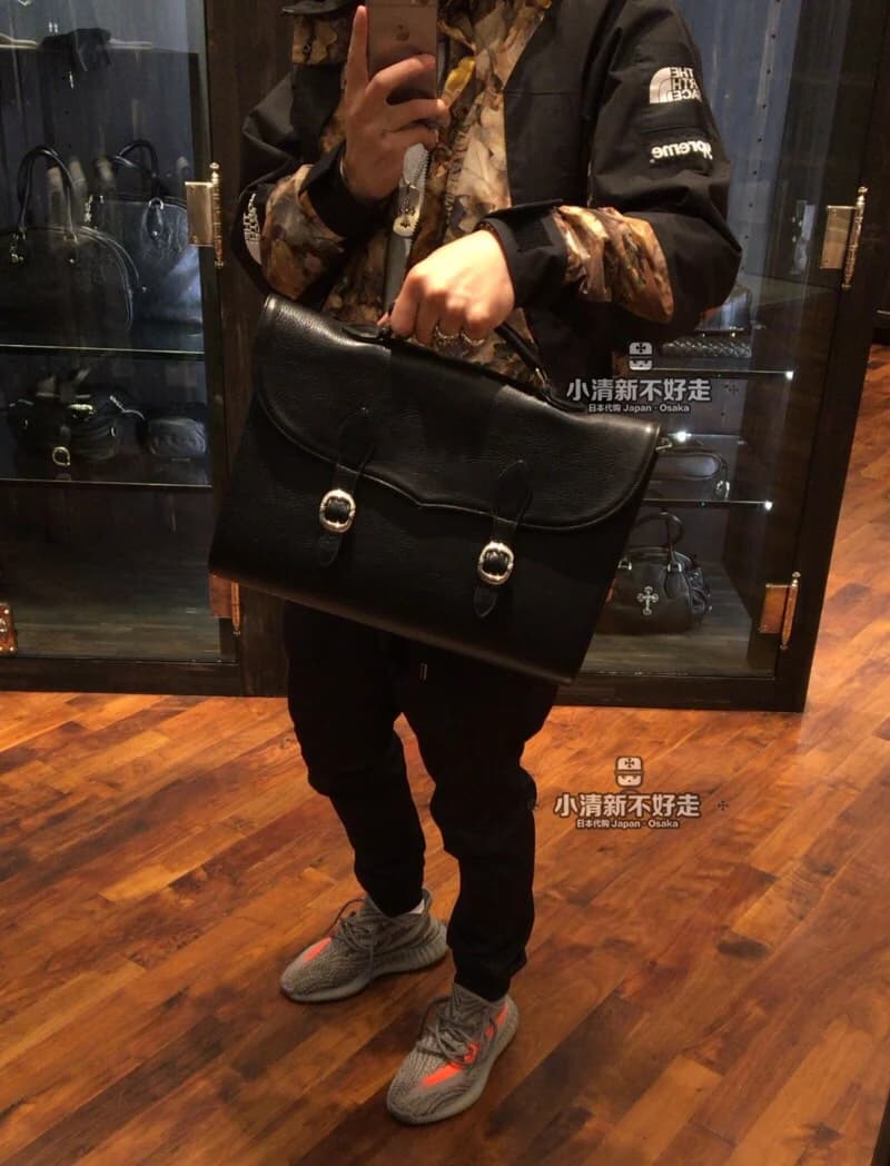 Серебряная фурнитура на кожаном портфеле Chrome Hearts