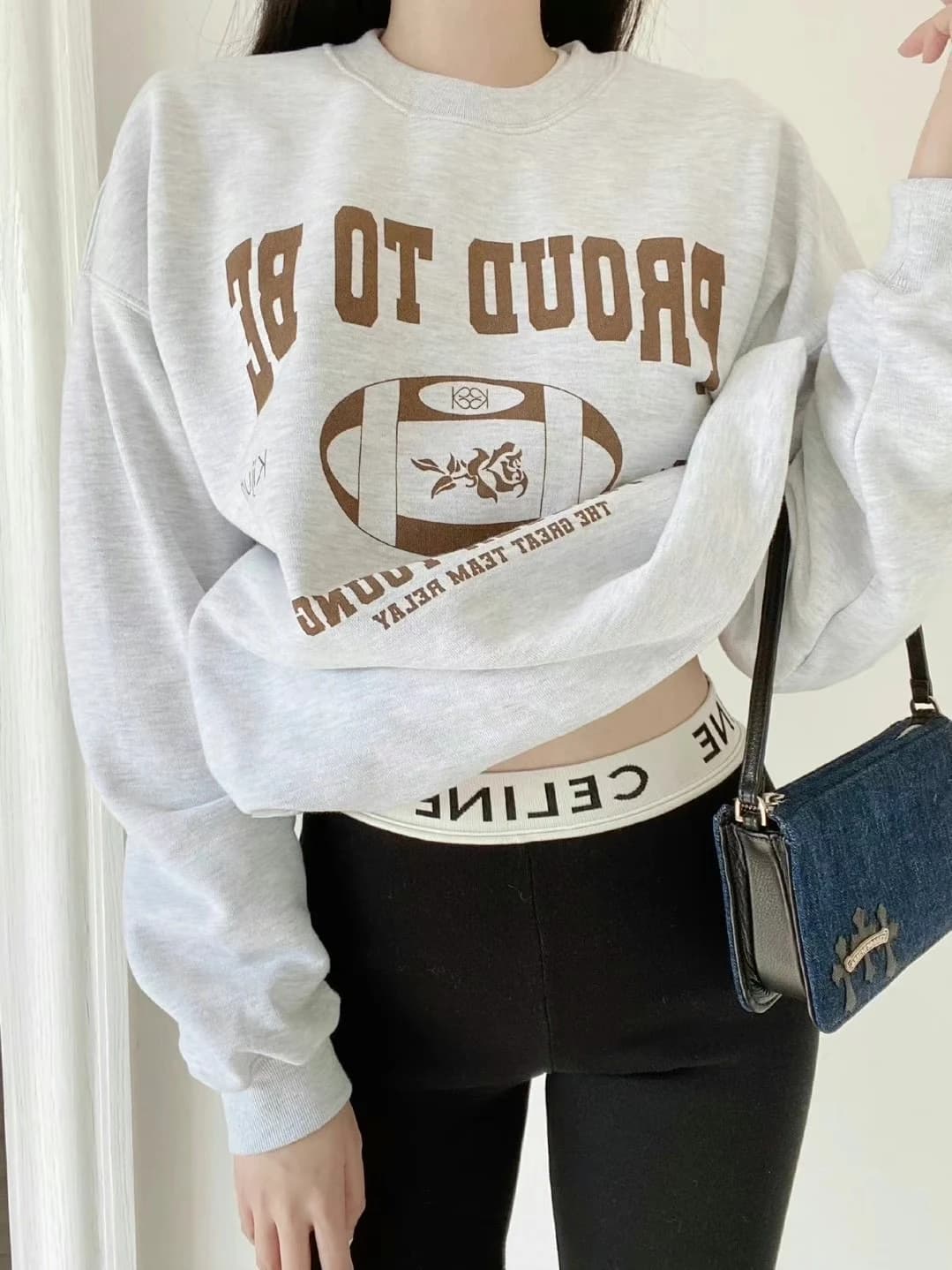 Боковой ракурс сумки Chrome Hearts из синего денима
