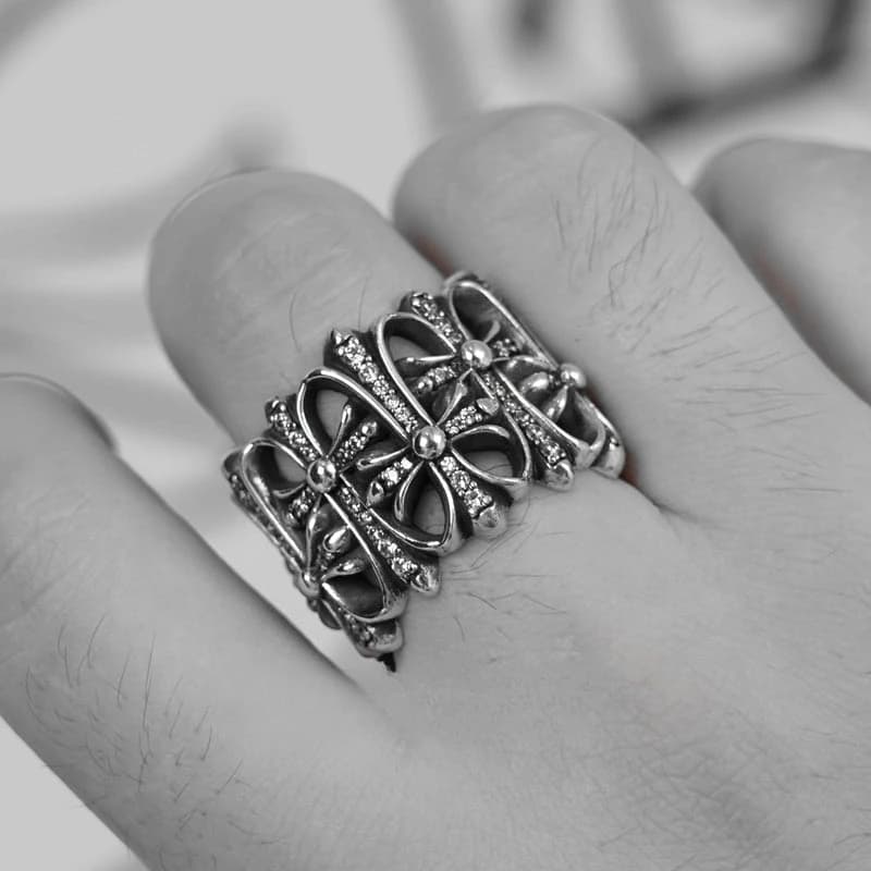Детализированное серебряное кольцо Chrome Hearts с фианитами