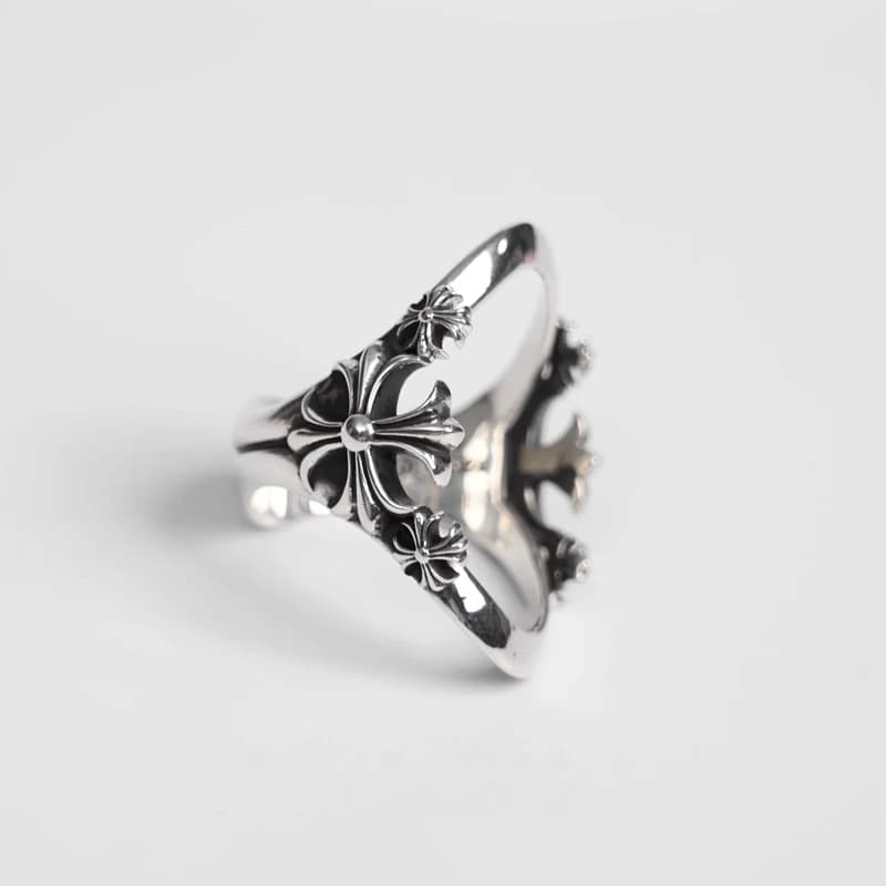 Серебряное кольцо с крестами Plus и открытым центром, ракурс три четверти