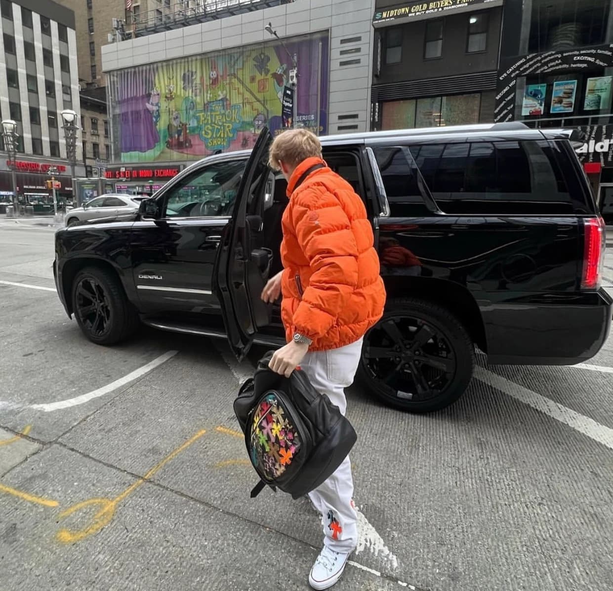 Вид спереди на рюкзак Chrome Hearts с кожаными крестами