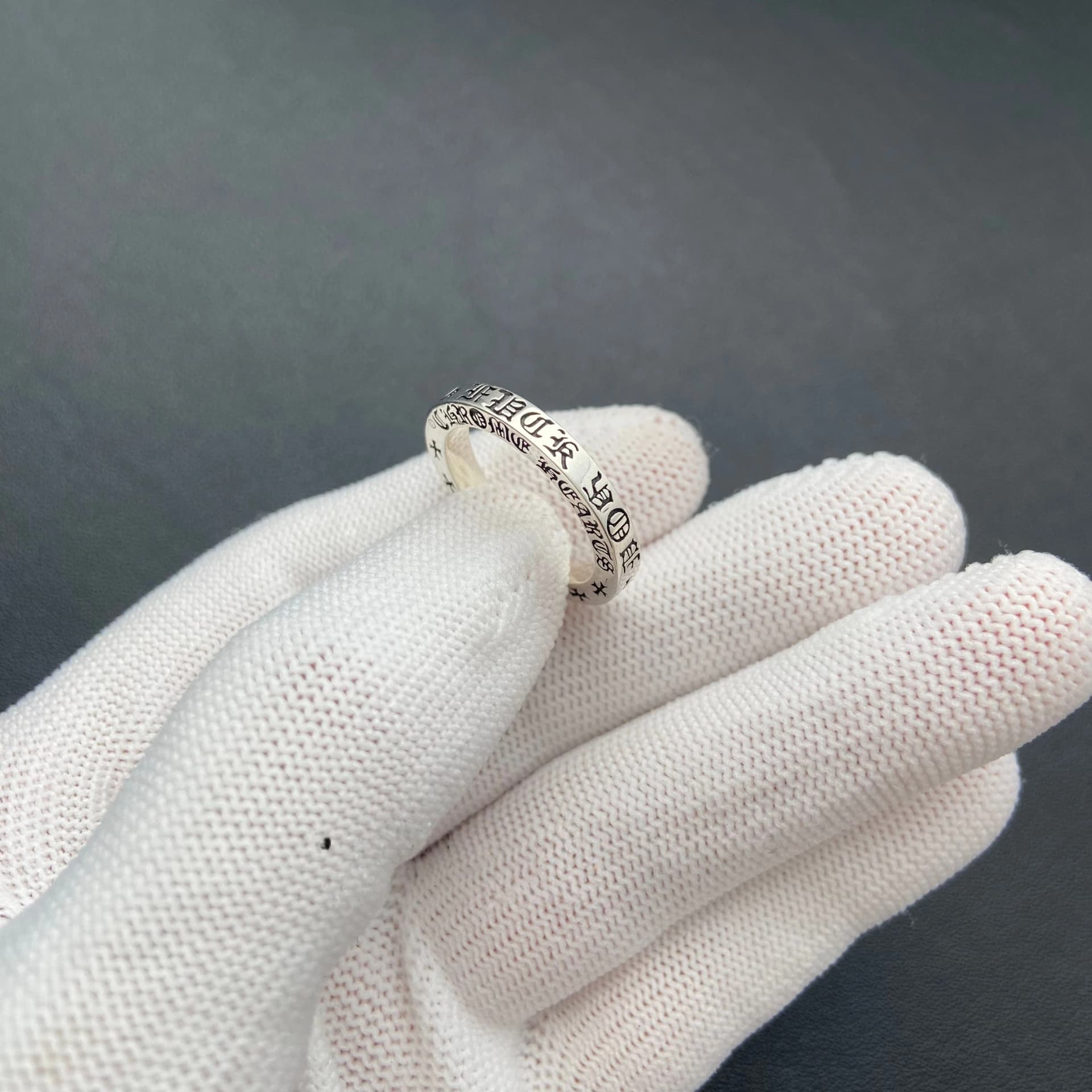 Вид сбоку на серебряное кольцо Chrome Hearts