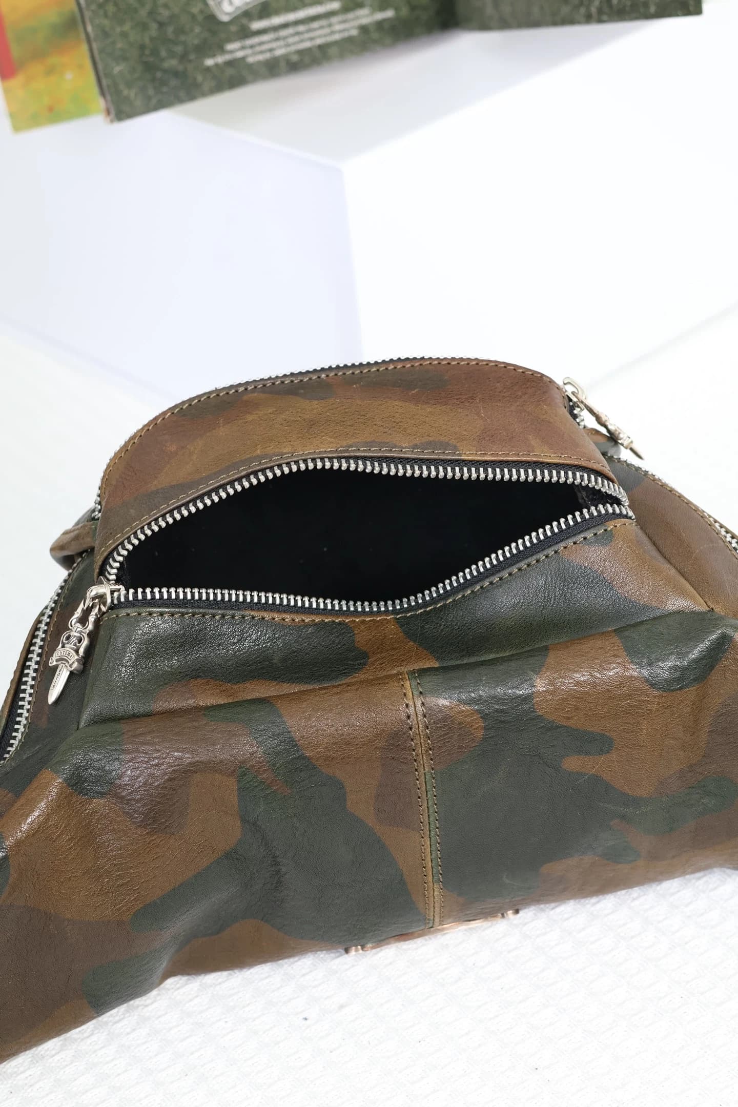 Вид спереди на камуфляжную сумку Snat Pack