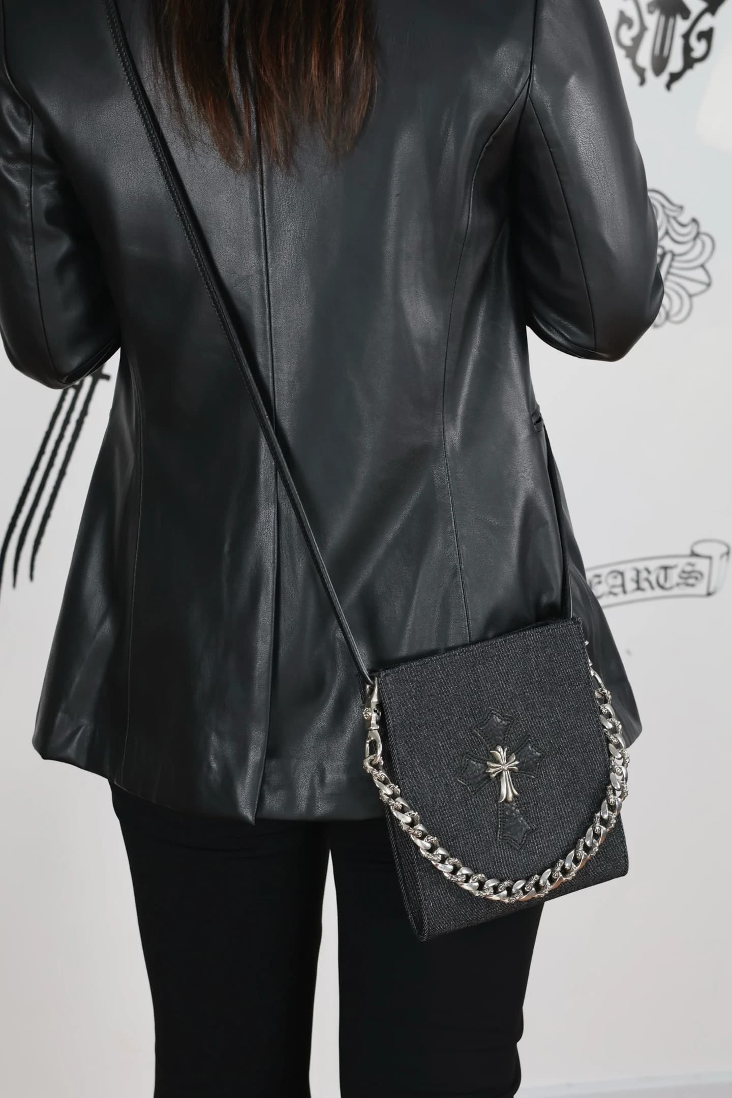 Фирменная серебряная фурнитура на ремне Chrome Hearts