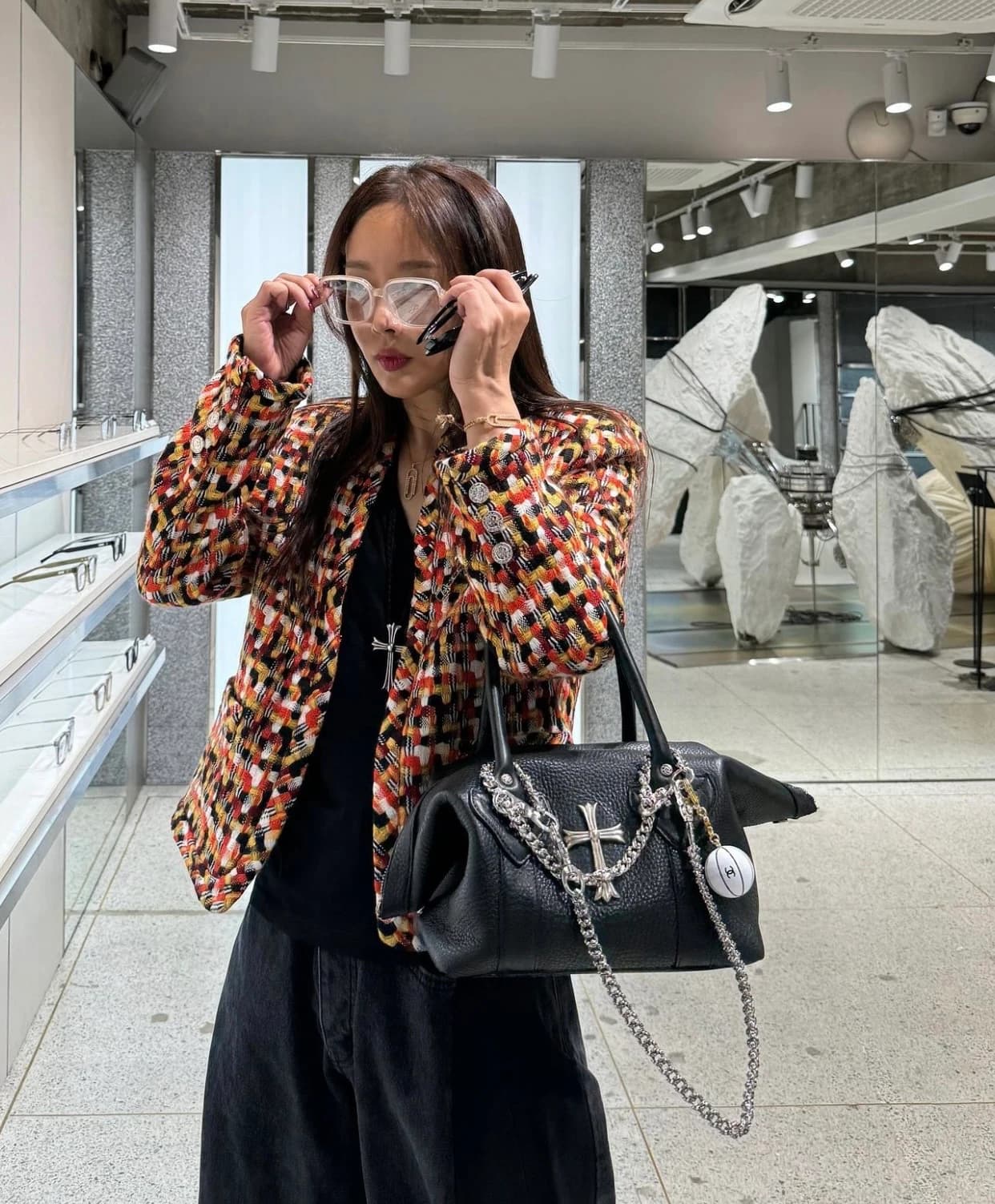 Швы на черной кожаной сумке Chrome Hearts