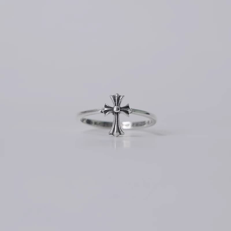 Вид сбоку на фигурное кольцо Chrome Hearts
