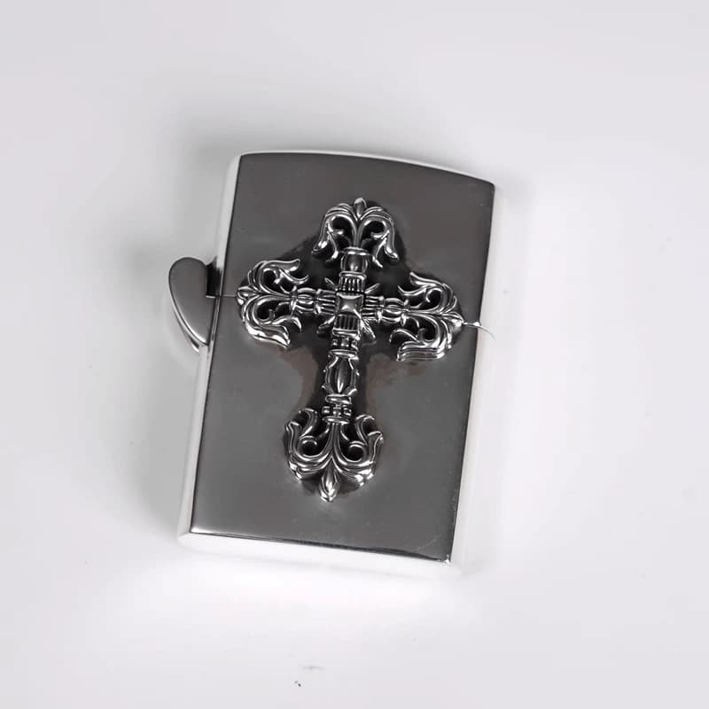 Филигранный крест на корпусе зажигалки Chrome Hearts