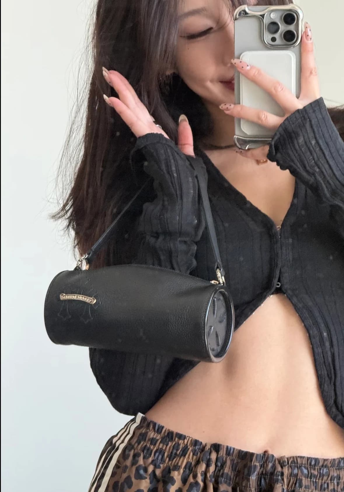 Сумка Chrome Hearts в вертикальном положении