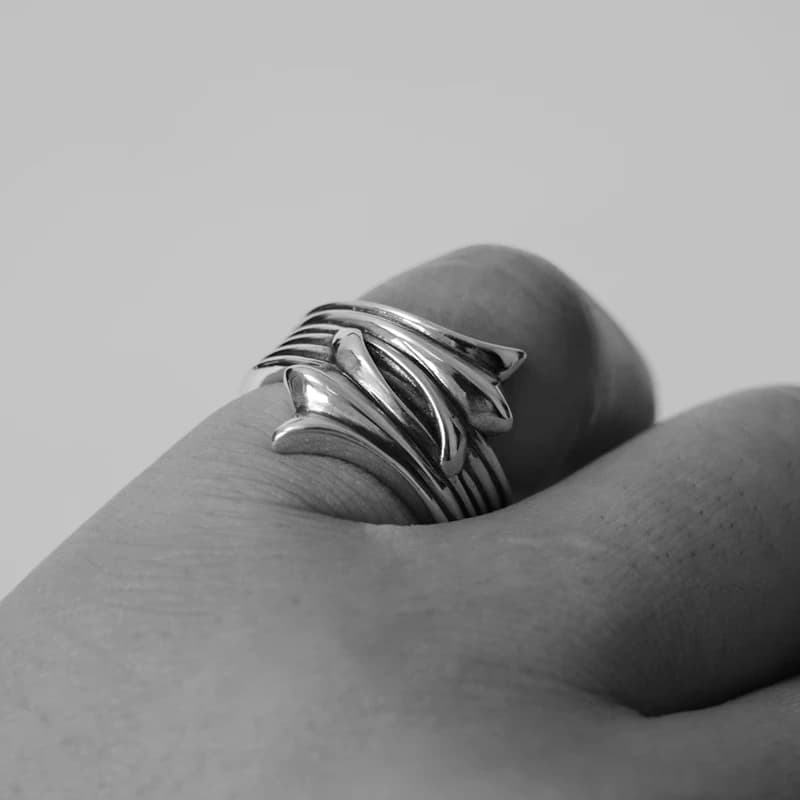 Серебряное кольцо 720 Cross Tail на пальце руки, демонстрация посадки изделия
