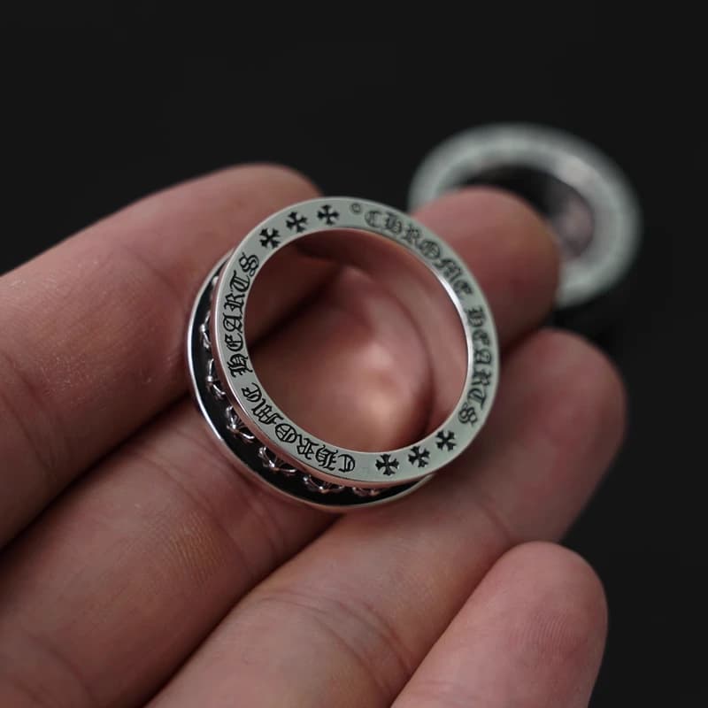 Крупный план серебряного кольца Chrome Hearts в руке, вид сбоку