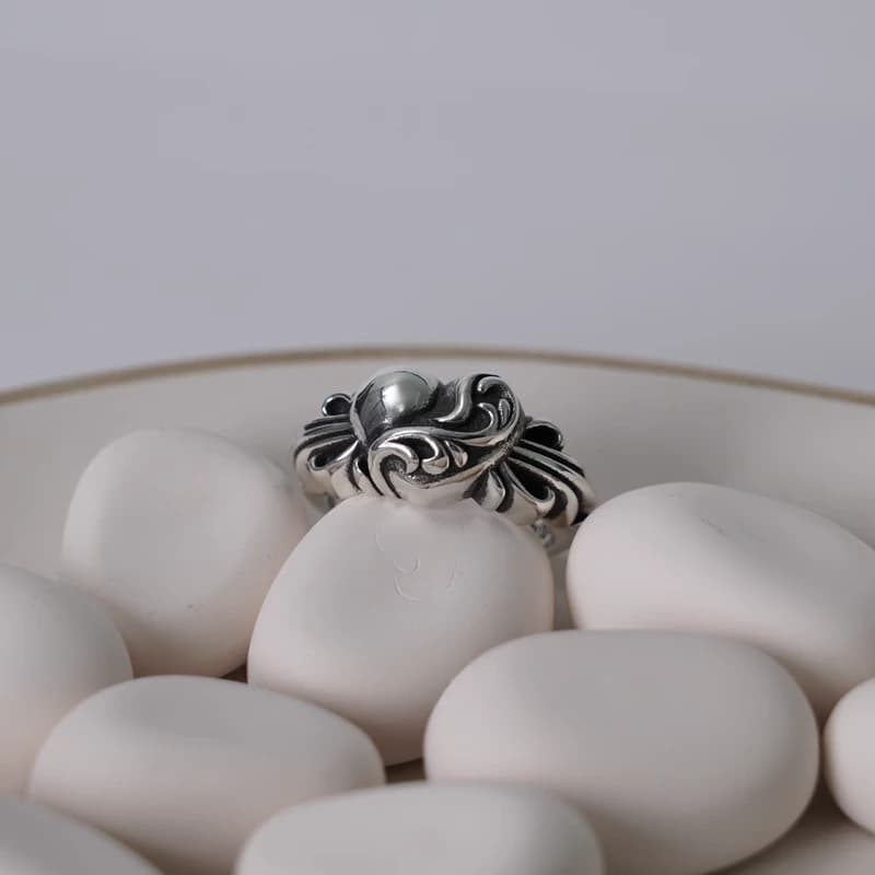 Кольцо Floral Cross Heart крупным планом на белых камнях, фактура и чернение металла