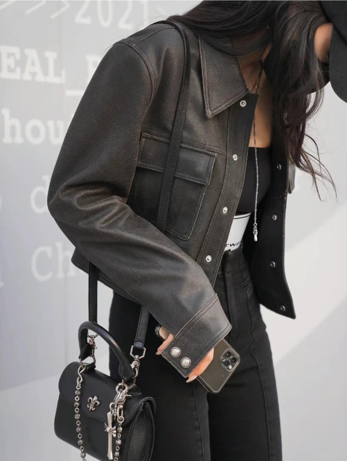 Крупный план серебряной фурнитуры Chrome Hearts