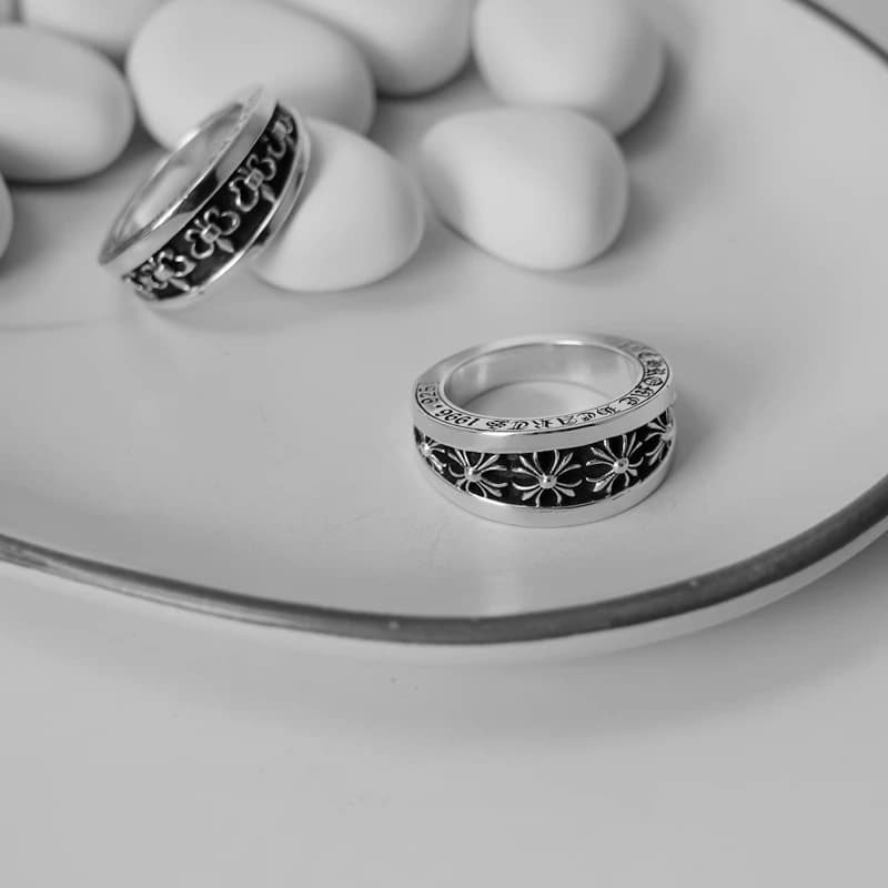 Серебряные кольца с узором на декоративной тарелке с белыми камнями
