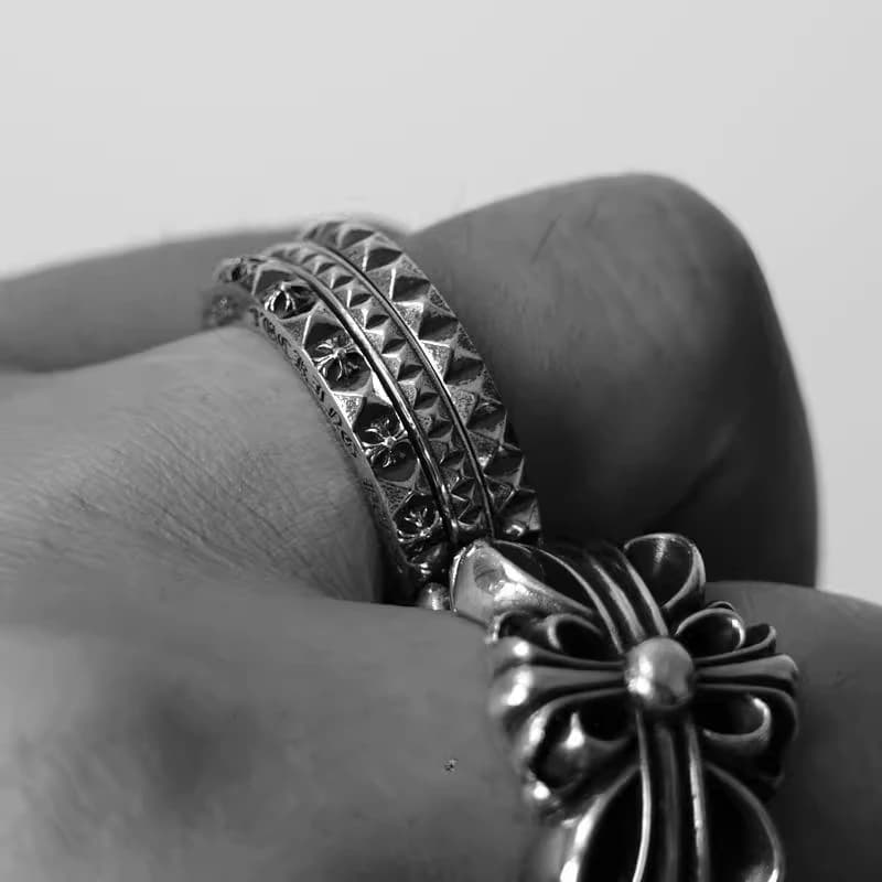 Фронтальный вид кольца Chrome Hearts с крестами