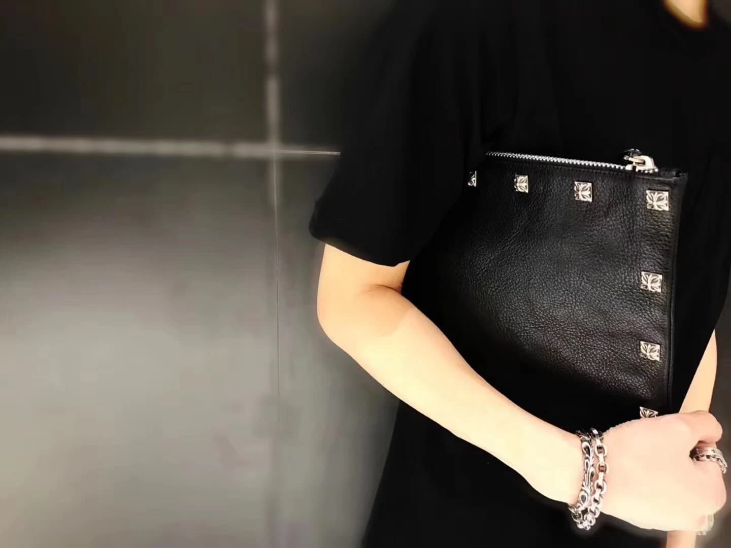Клатч Chrome Hearts из черной кожи в горизонтальном положении