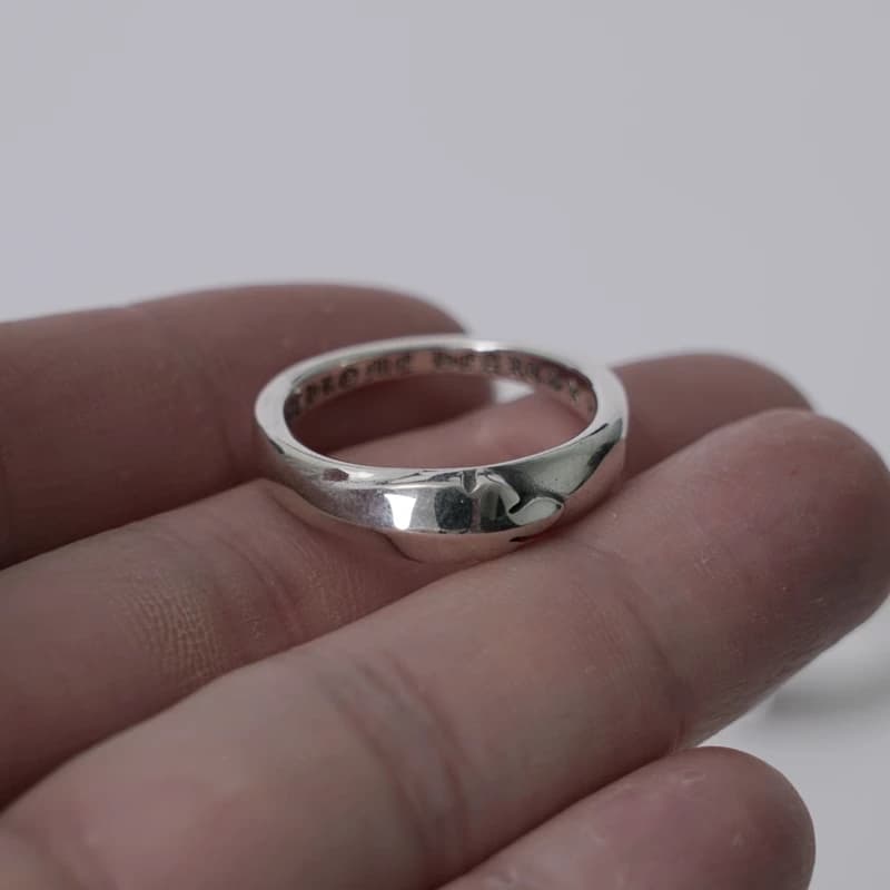Серебряное кольцо Baby Classic Fleur Tail на пальцах руки, вид спереди
