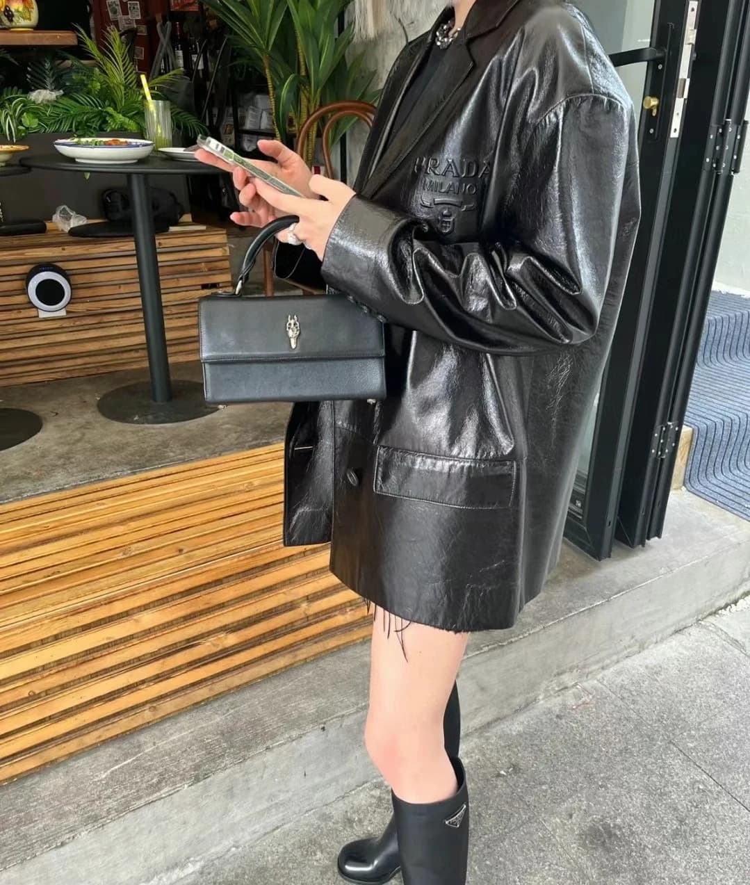Общий вид сумки Chrome Hearts в профиль