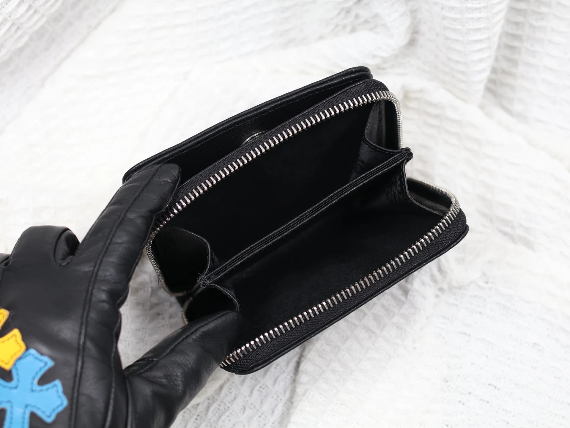 Вид кошелька Chrome Hearts в открытом состоянии